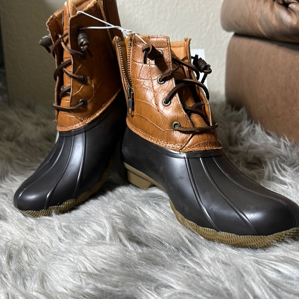 SPERRY DUCK BOOT NWOT